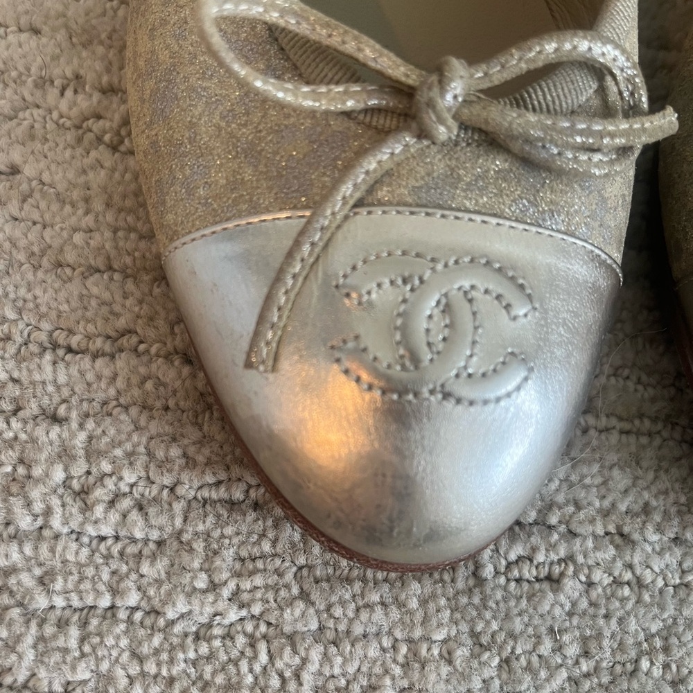 Chanel CC logo beige metallic suede ballet flats. Size 38.5 - Picture 9 of 14
